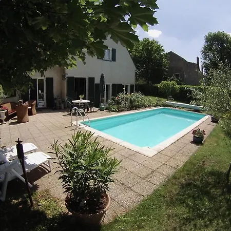Les Hibiscus Bed & Breakfast *